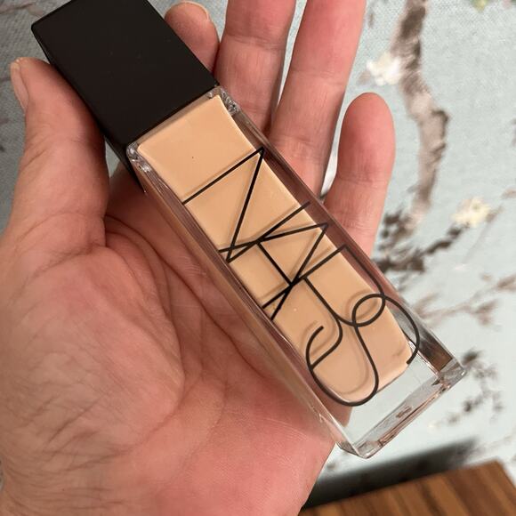 Nars Natural Radiant Longwear Foundation Light 4.5 Vienna 1fl.oz./ 30ml - Picture 4 of 5